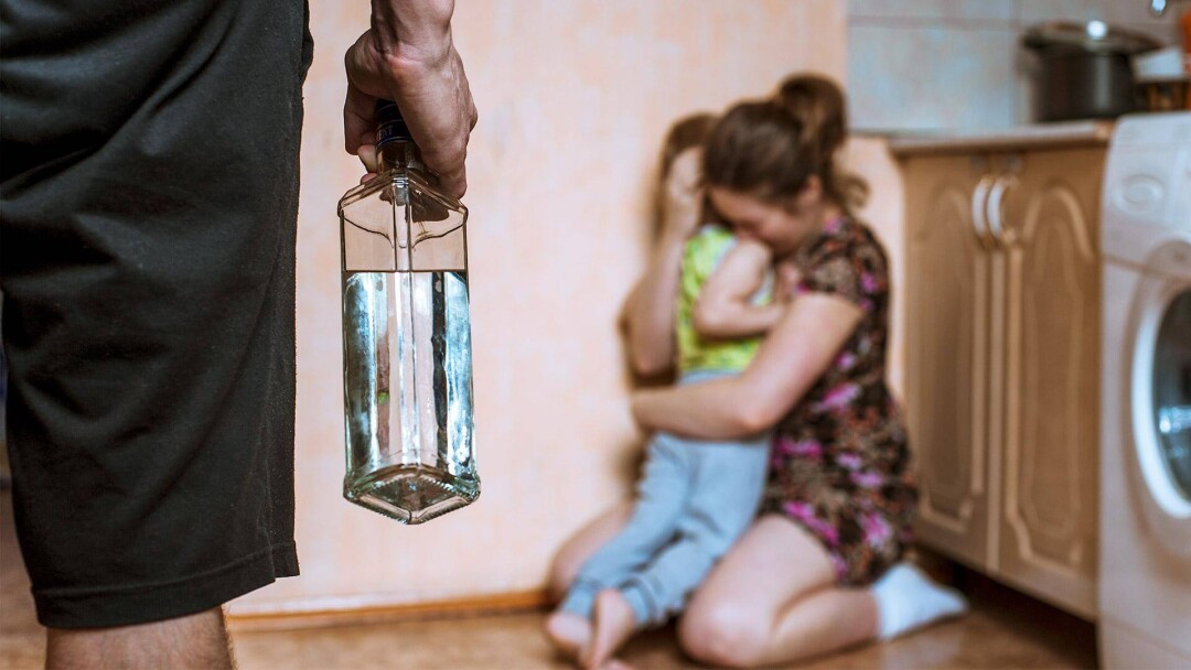 Як допомогти близькій людині кинути пити: чому люди стають алкоголіками і як на них вплинути